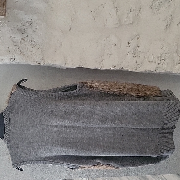 NY Collectiion Faux Fur/Knit Vest - Picture 3 of 8
